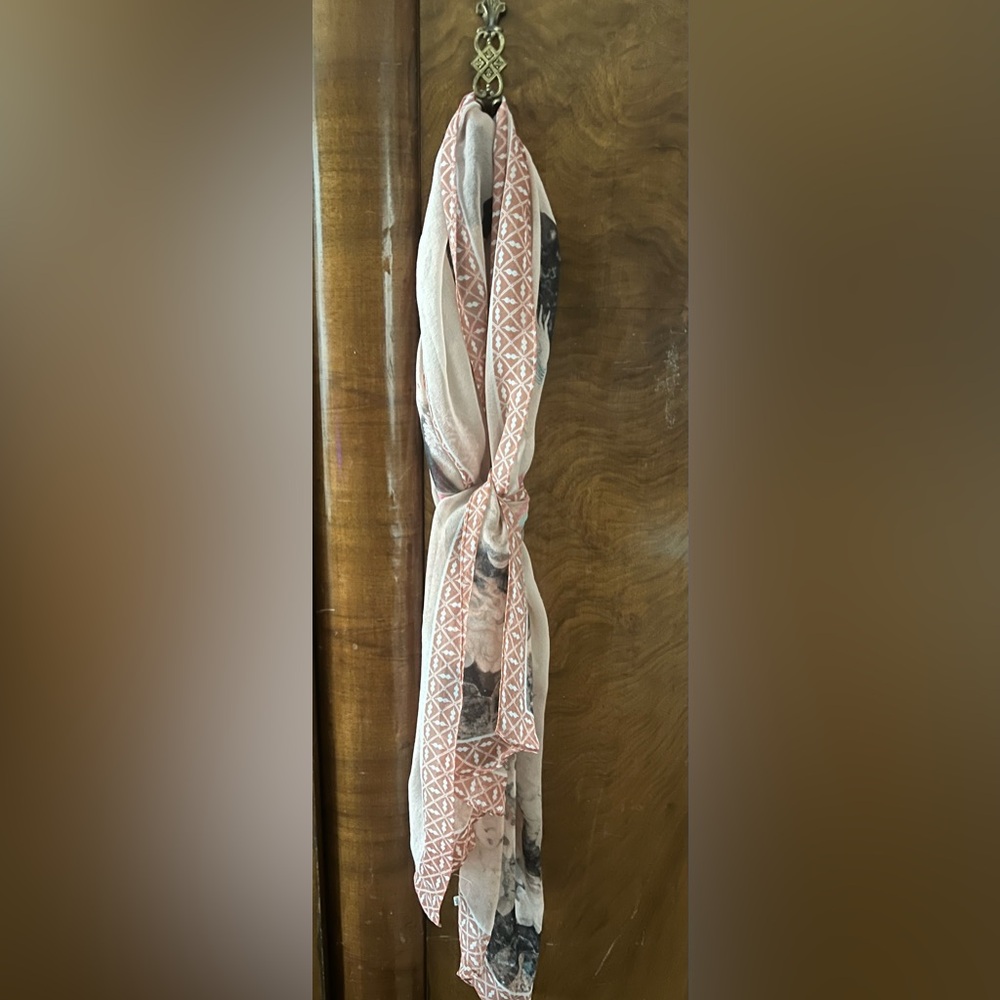 Elegant vintage 100% Silk Scarf with Artistic Design - Picture 3 of 8